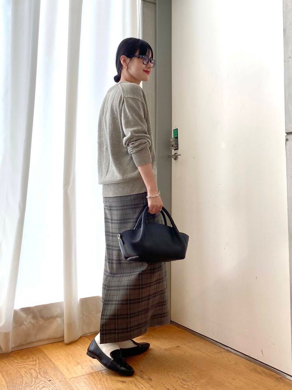 ブラック系のローファー、その他のスカート、グレー系のカーディガン/ボレロを着用したレディースの秋コーディネートの4枚目の写真