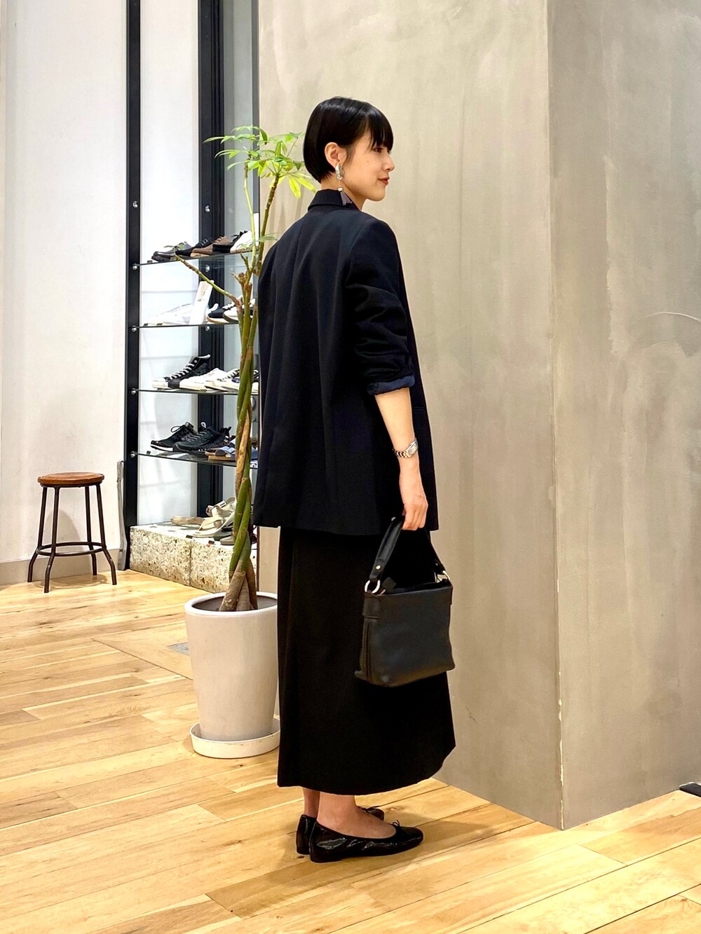 ブルー系のその他アウター、グリーン系のTシャツ/カットソー、ブラック系のワンピースを着用したレディースの秋コーディネートの2枚目の写真