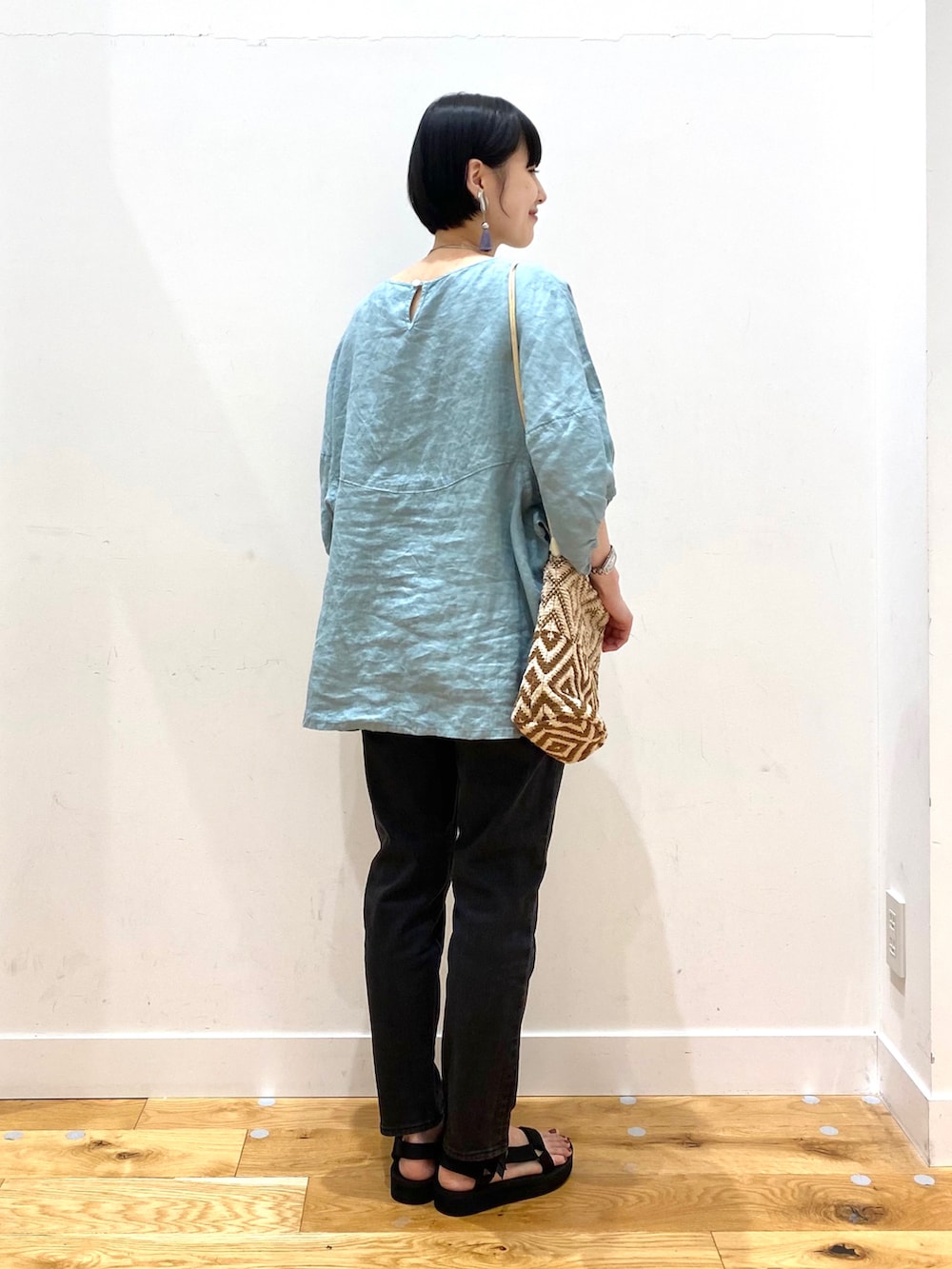 グリーン系のシャツ/ブラウス、ブラック系のデニムパンツ、ブラック系のサンダルを着用したレディースの夏コーディネートの3枚目の写真