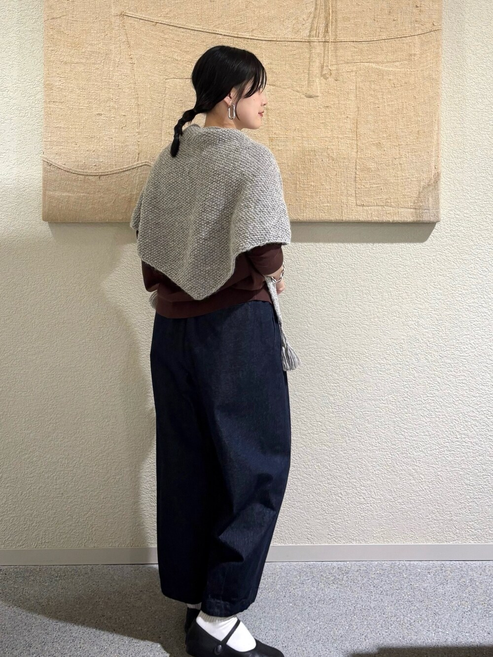 ブラウン系のニット/セーター、ブラウン系のニット/セーター、ブルー系のデニムパンツを着用したレディースの秋コーディネートの3枚目の写真