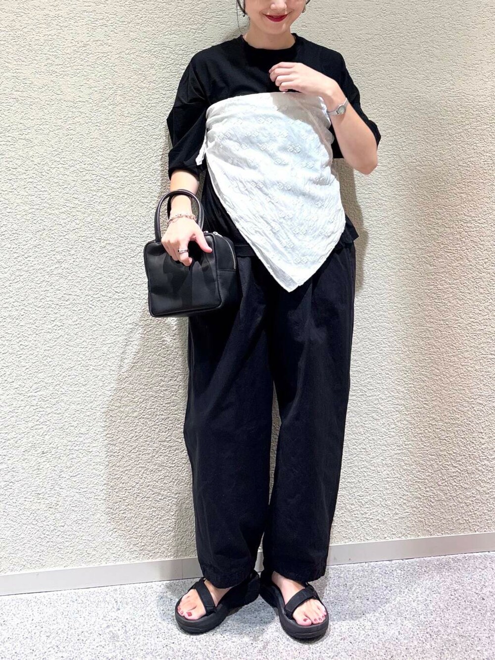 「大人カジュアル、デートコーデ、ママコーデ、きれいめカジュアル、シンプルコーデ、かぐれ、雨の日コーデ、newarrival、休日スタイル、30代、旅行コーデ、ブルベ夏、紫外線対策、骨格ウェーブ、暑い」｜「かぐれのコットンクロップドパンツ（その他パンツ、ブラック系）」を使った、saoriさん（レディース・158cm）の夏コーディネートの3枚目の写真
