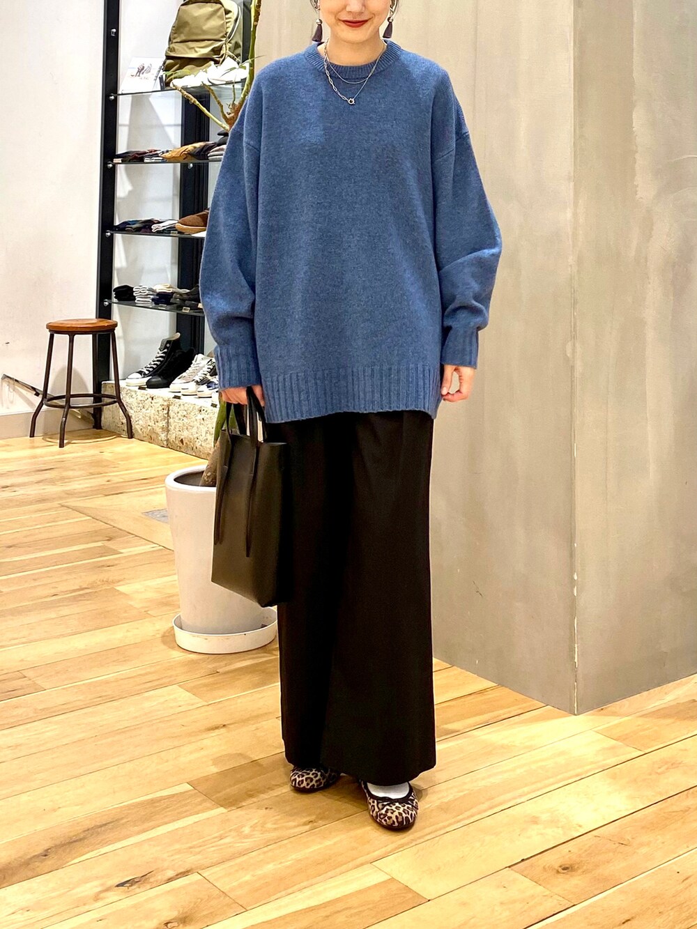 「きれいめカジュアル、休日スタイル、シンプルコーデ、大人カジュアル、冬コーデ、古着MIX、クリスマスに着たい服、マイベストコーデ2022、ニット、おしゃれさんと繋がりたい、URBAN RESEARCH DOORS、URBAN RESEARCH DOORS WOMENS」｜「URBAN RESEARCH DOORSのハミルトンウールクルーネックチュニック（ニット/セーター、ブルー系）」を使った、saoriさん（レディース・158cm）の冬コーディネートの4枚目の写真