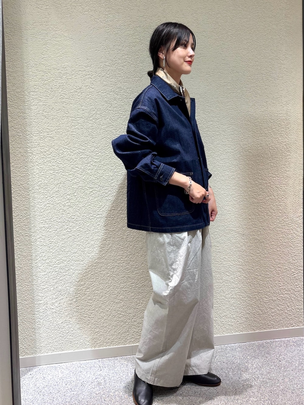 ブルー系のカバーオール、ブルー系のカバーオール、ブルー系のカバーオールを着用したレディースの秋コーディネートの2枚目の写真
