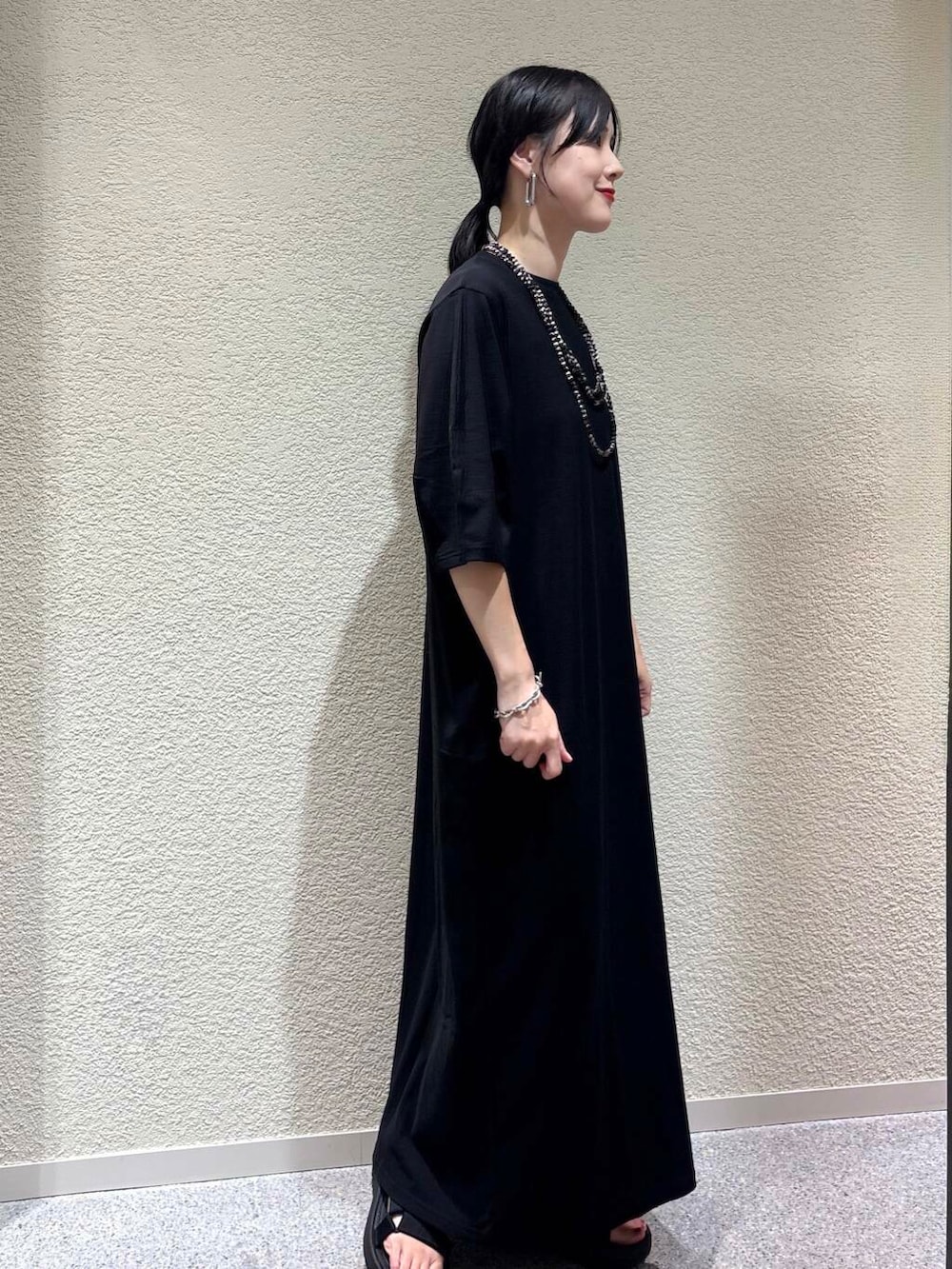 「大人カジュアル、デートコーデ、ママコーデ、きれいめカジュアル、シンプルコーデ、かぐれ、雨の日コーデ、newarrival、休日スタイル、30代、旅行コーデ、ブルベ夏、骨格ウェーブ、暑い、帰省コーデ」｜「かぐれの『2サイズ展開』コクーンスリーブストレートワンピース（ワンピース、ブラック系）」を使った、saoriさん（レディース・158cm）の夏コーディネートの2枚目の写真
