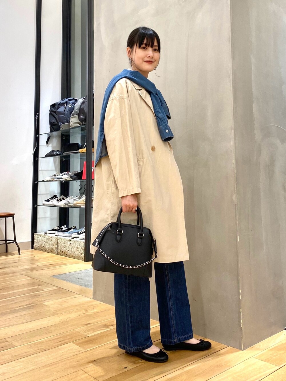 ベージュ系のその他アウター、イエロー系のカーディガン/ボレロ、ブルー系のTシャツ/カットソーを着用したレディースの春コーディネートの2枚目の写真