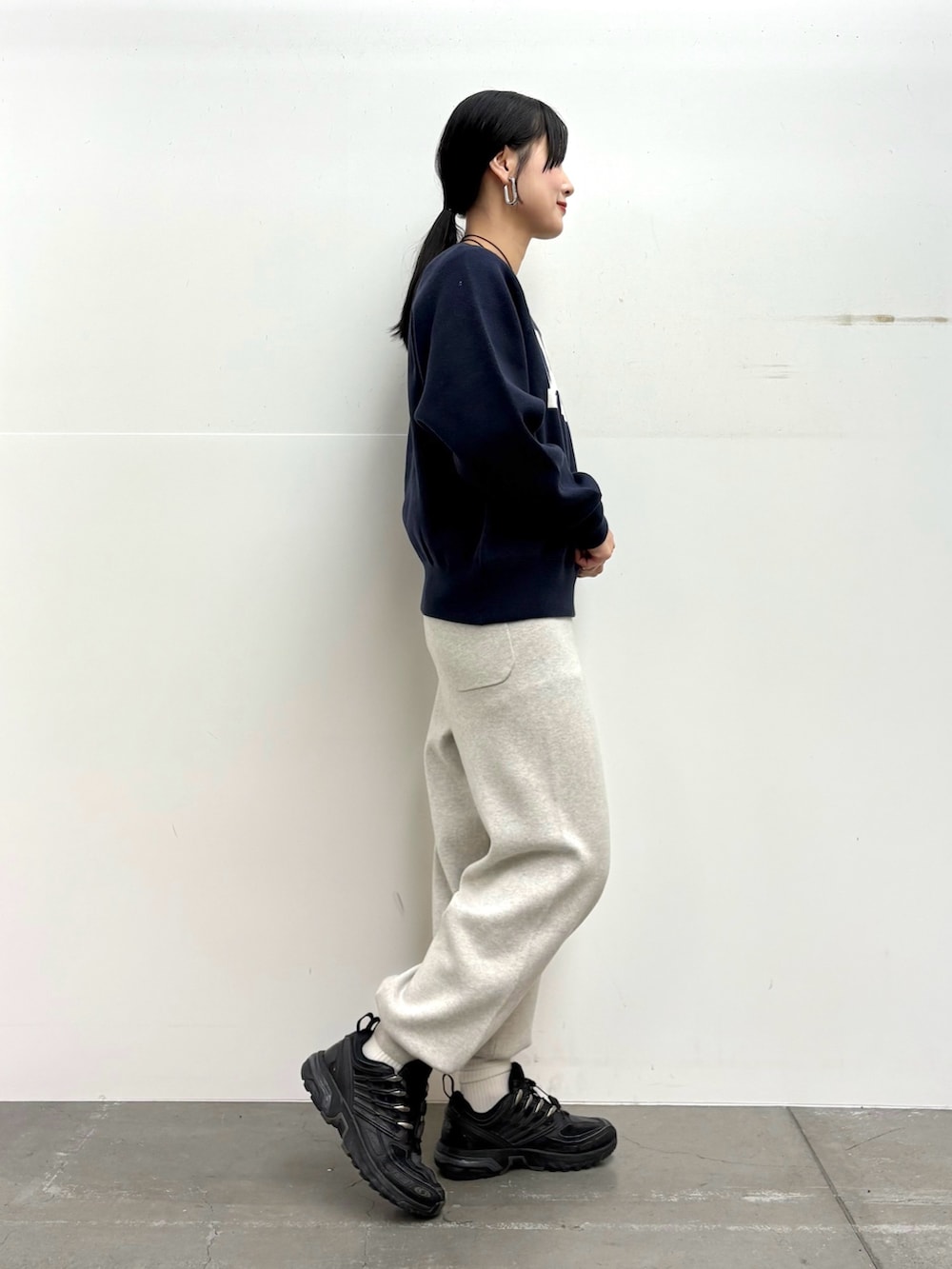 ブラック系のダウンジャケット/コート、ブルー系のニット/セーター、ベージュ系のニット/セーターを着用したレディースの冬コーディネートの5枚目の写真