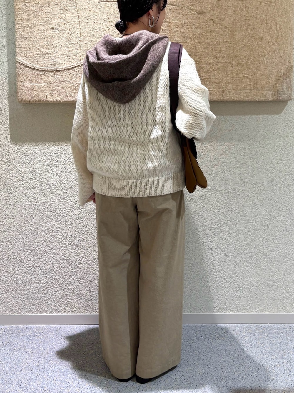 ホワイト系のニット/セーター、ホワイト系のニット/セーター、ベージュ系のその他パンツを着用したレディースの秋コーディネートの5枚目の写真