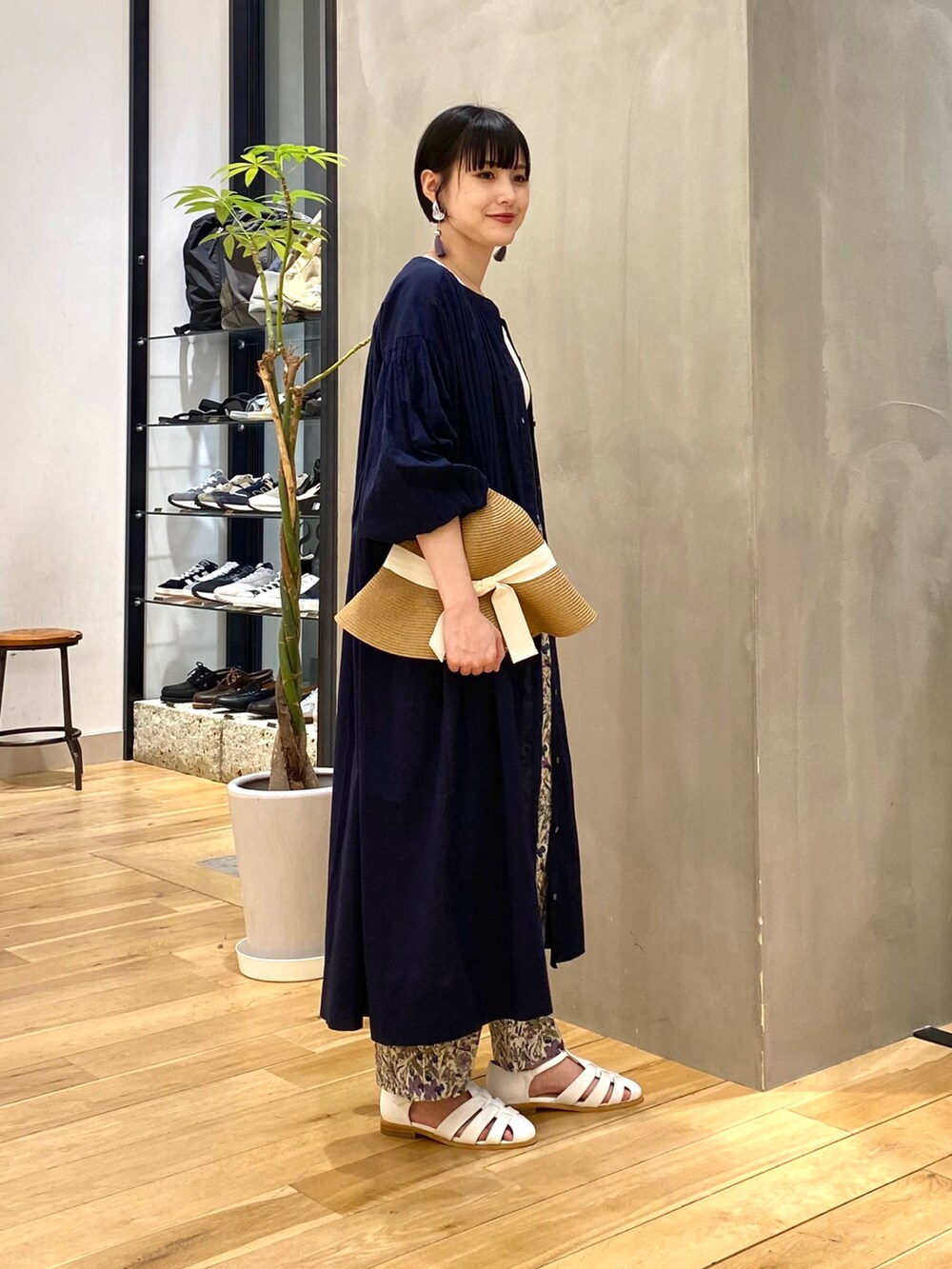 ブルー系のワンピース、ホワイト系のタンクトップ、パープル系のその他パンツを着用したレディースの春コーディネートの3枚目の写真