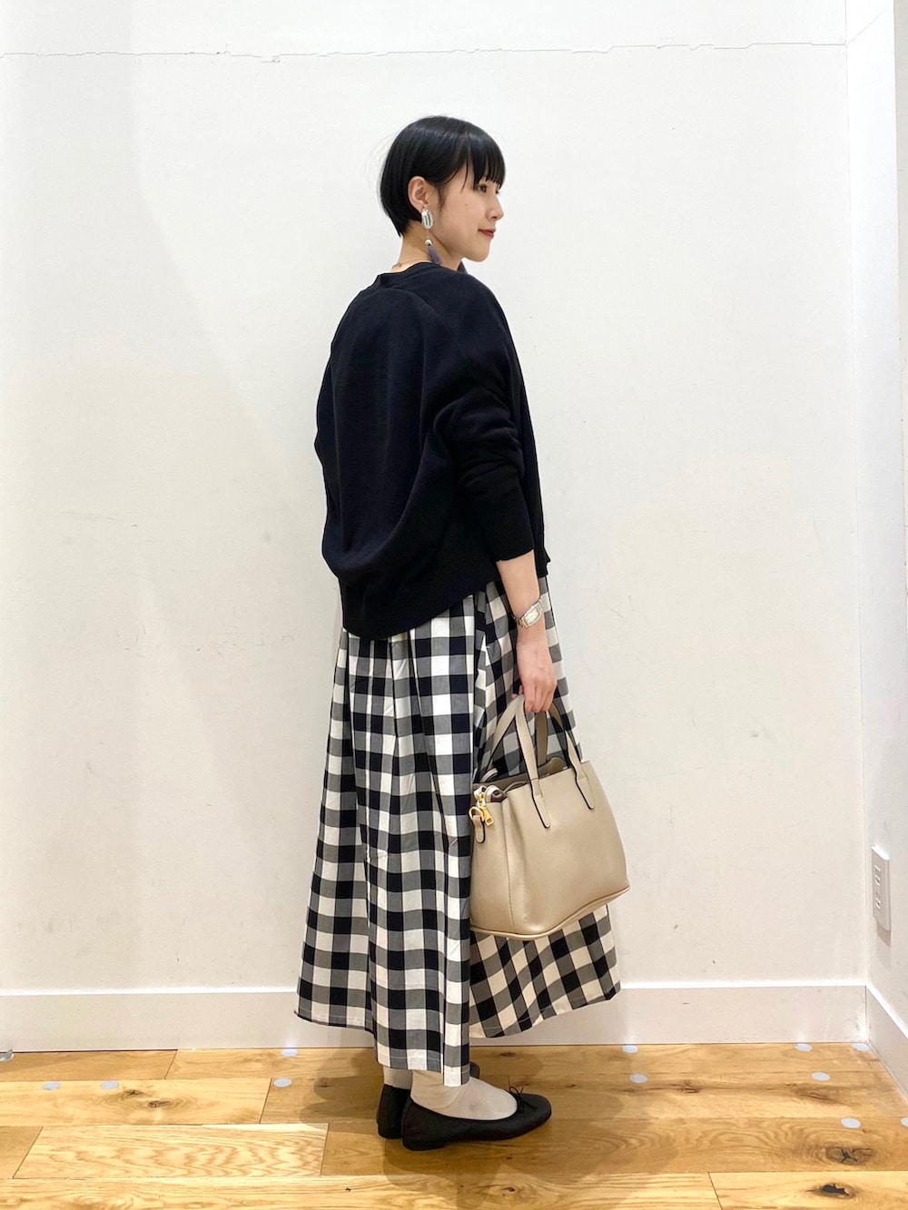 「きれいめカジュアル、休日スタイル、はじめましてコーデ、シンプルコーデ、ロングワンピース、カーディガン、春ニット、バレエシューズ、おしゃれさんと繋がりたい、ギンガムチェック、URBAN RESEARCH DOORS、URBAN RESEARCH DOORS WOMENS」|「FORK&SPOONのFORK&SPOON 2WAYニットボレロ(カーディガン/ボレロ、ブラック系)」を使った、saoriさん(レディース・158cm)の春コーディネートの2枚目の写真