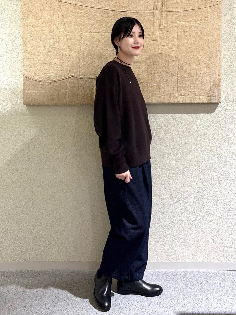 ブラウン系のニット/セーター、ブラウン系のニット/セーター、ブルー系のデニムパンツを着用したレディースの秋コーディネートの2枚目の写真