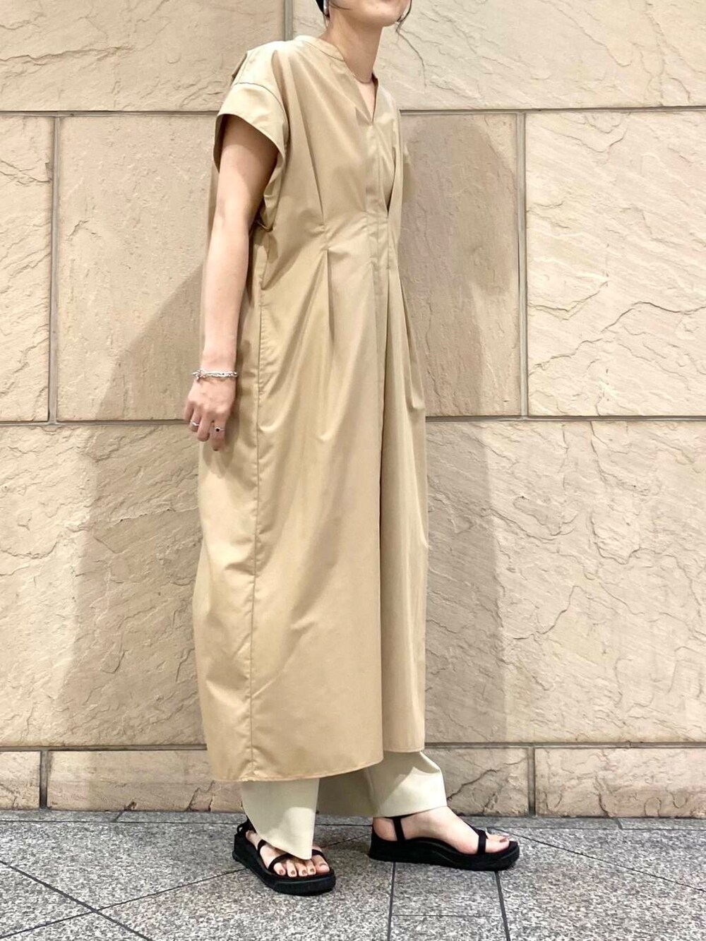 ベージュ系のその他パンツ、ベージュ系のワンピースを着用したレディースの夏コーディネートの6枚目の写真