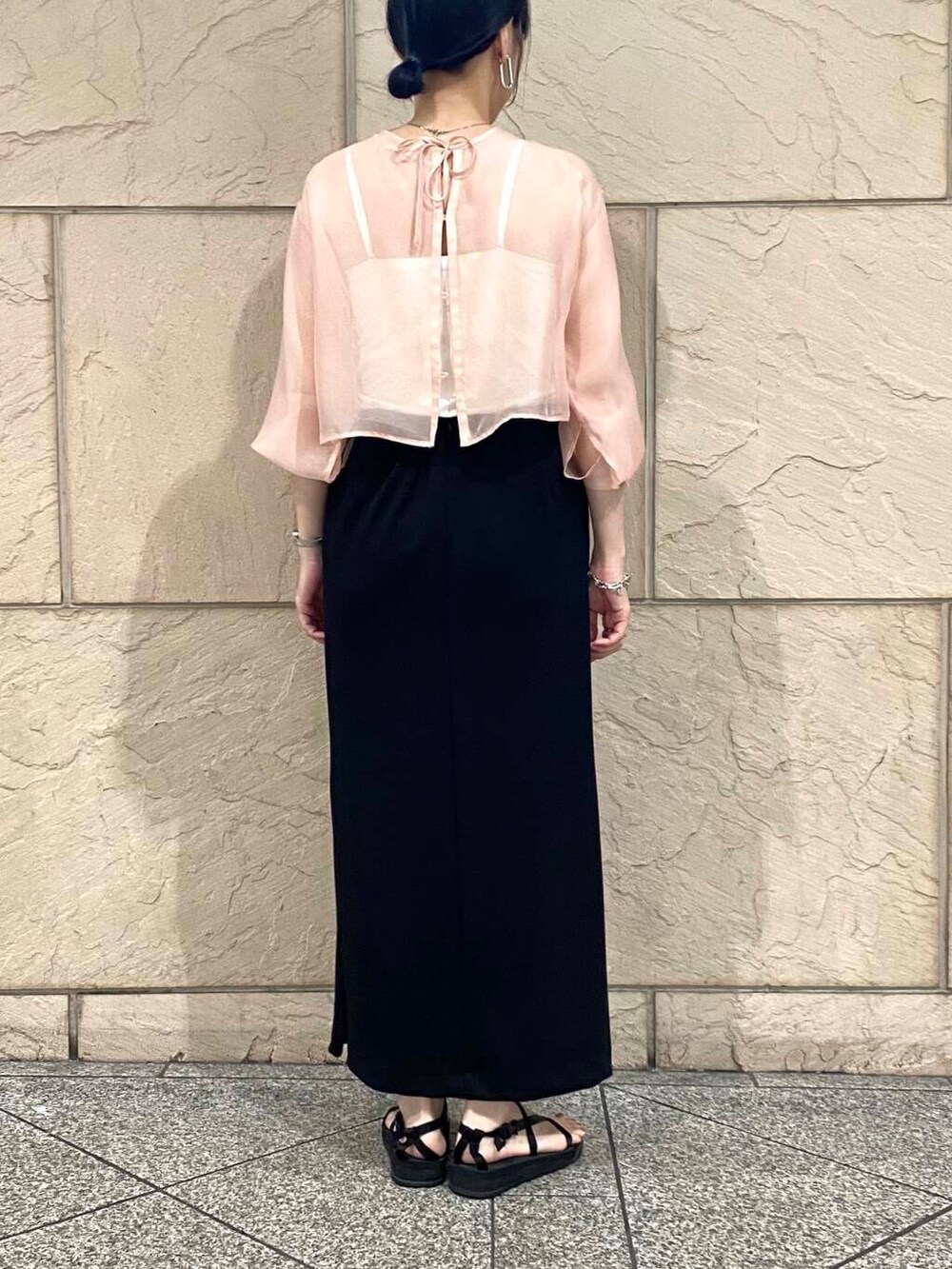 ブラック系のスカート、ピンク系のシャツ/ブラウスを着用したレディースの夏コーディネートの7枚目の写真