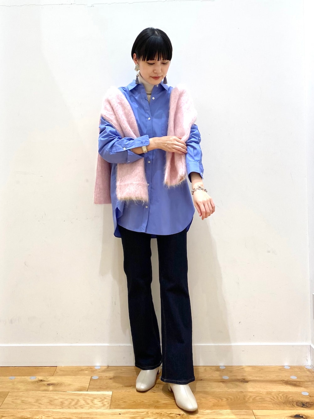 ブルー系のシャツ/ブラウス、グレー系のニット/セーター、ピンク系のニット/セーターを着用したレディースの冬コーディネートの2枚目の写真