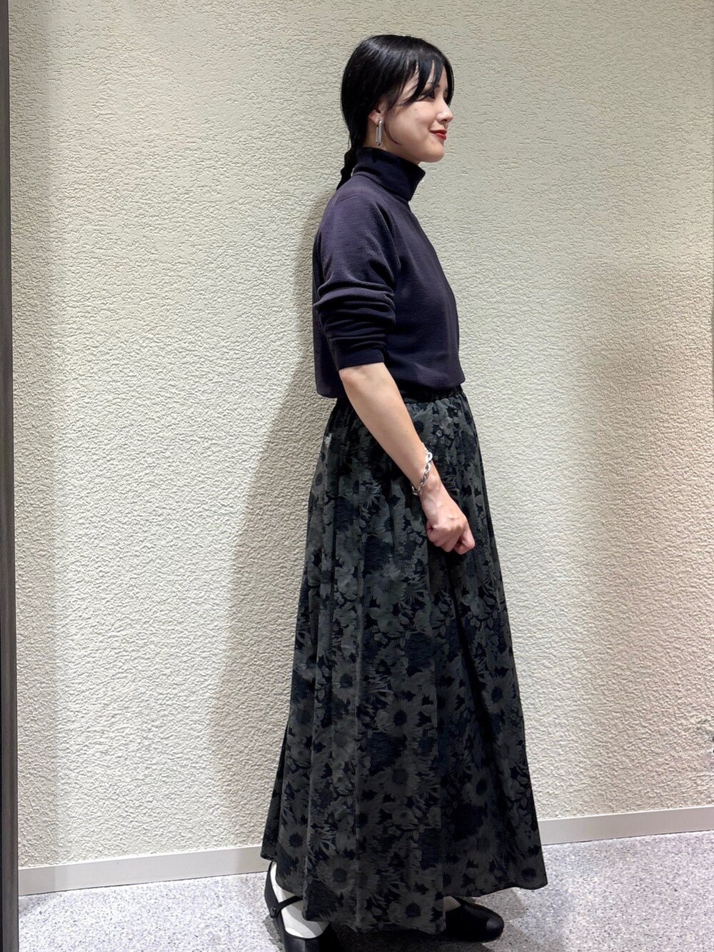 グレー系のニット/セーター、その他のスカート、グレー系のスカートを着用したレディースの秋コーディネートの2枚目の写真