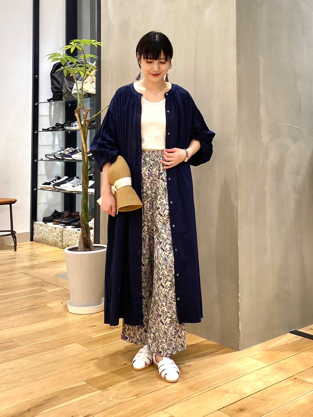 ブルー系のワンピース、ホワイト系のタンクトップ、パープル系のその他パンツを着用したレディースの春コーディネートの2枚目の写真