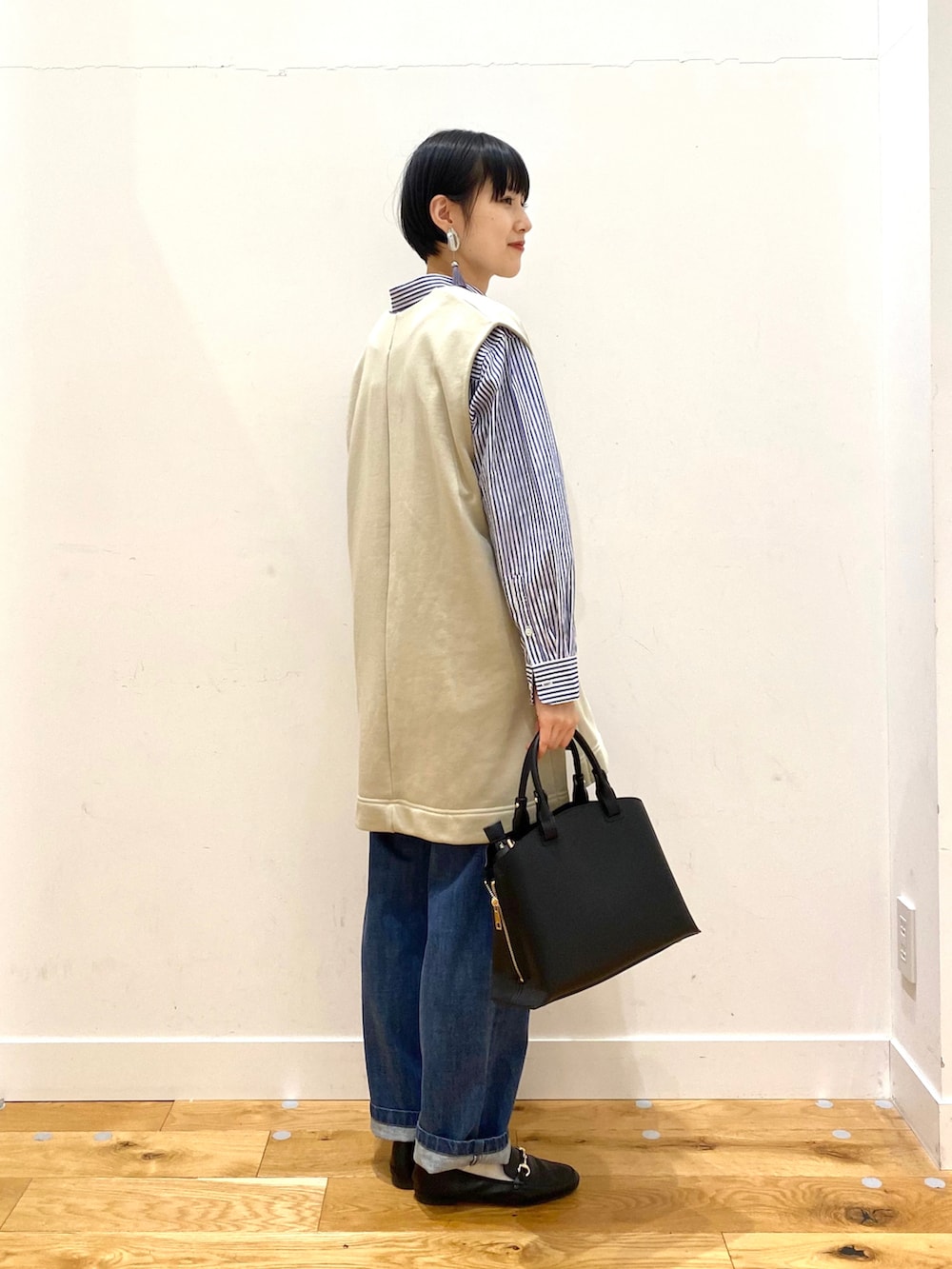 「きれいめカジュアル、休日スタイル、シンプルコーデ、春コーデ、春服みてみて、レイヤードスタイル、ベスト、シャツスタイル、デニム、ローファー、ストライプ、おしゃれさんと繋がりたい、URBAN RESEARCH DOORS、URBAN RESEARCH DOORS WOMENS」|「URBAN RESEARCH DOORSのコットンレギュラーカラーオーバーシャツ(シャツ/ブラウス、ブルー系)」を使った、秋山 里織さん(レディース・158cm)の春コーディネートの3枚目の写真