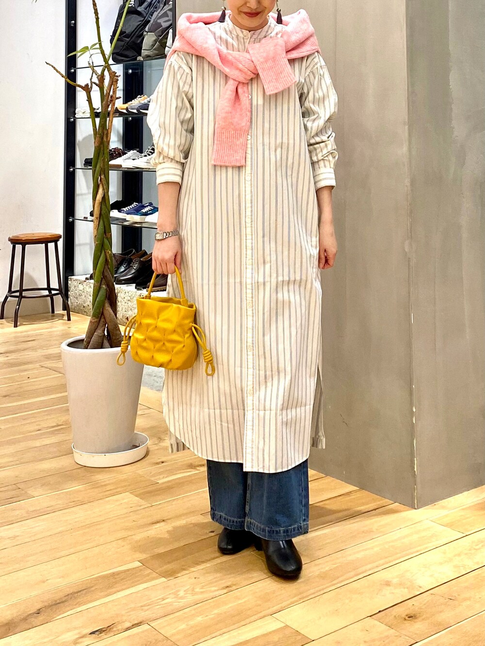 ピンク系のカーディガン/ボレロ、ブルー系のデニムパンツ、ブラック系のブーツを着用したレディースの冬コーディネートの4枚目の写真