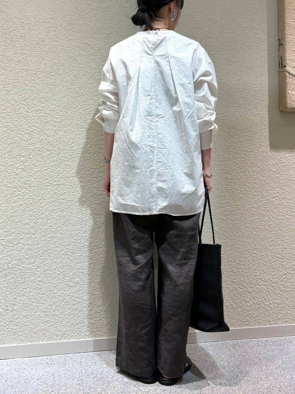 ホワイト系のシャツ/ブラウス、グレー系のその他パンツを着用したレディースの春コーディネートの5枚目の写真