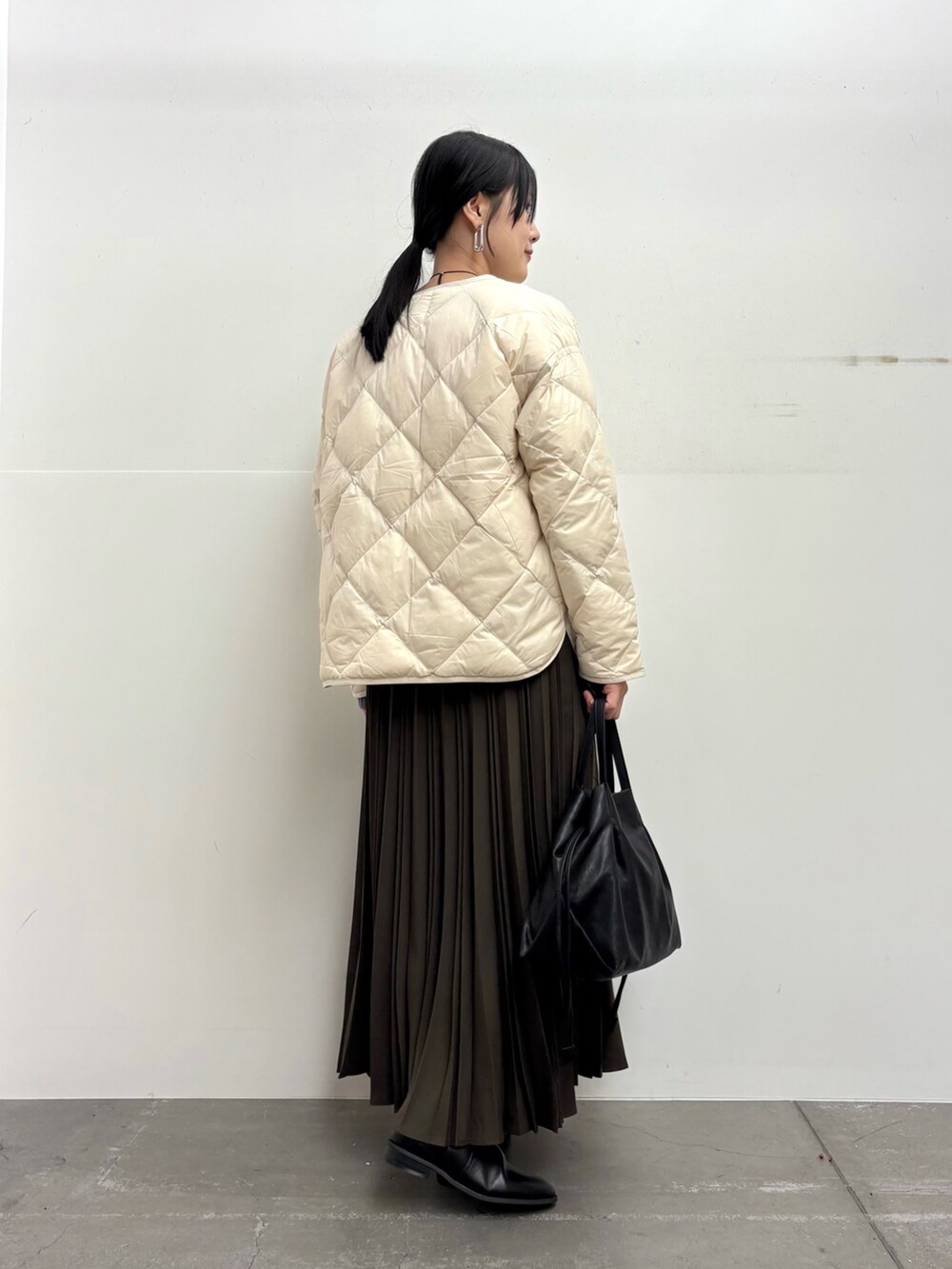 「きれいめカジュアル、休日スタイル、お出かけコーデ、冬コーデ、冬アウター、ブーツ、ロングスカート、プリーツスカート、ニット、ダウンジャケット、キルティング、おしゃれさんと繋がりたい、クリスマスに着たい服、マイベストコーデ2024、URBAN RESEARCH DOORS」|「URBAN RESEARCH DOORSの『WEB/一部店舗限定カラー』ライトダウンキルトショートブルゾン(ダウンジャケット/コート、ホワイト系)」を使った、saoriさん(レディース・158cm)の冬コーディネートの3枚目の写真