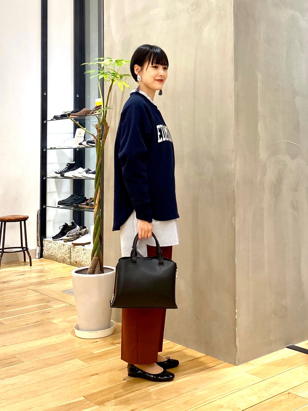 ブルー系のTシャツ/カットソー、ブルー系のシャツ/ブラウス、ブラウン系のその他パンツを着用したレディースの秋コーディネートの3枚目の写真