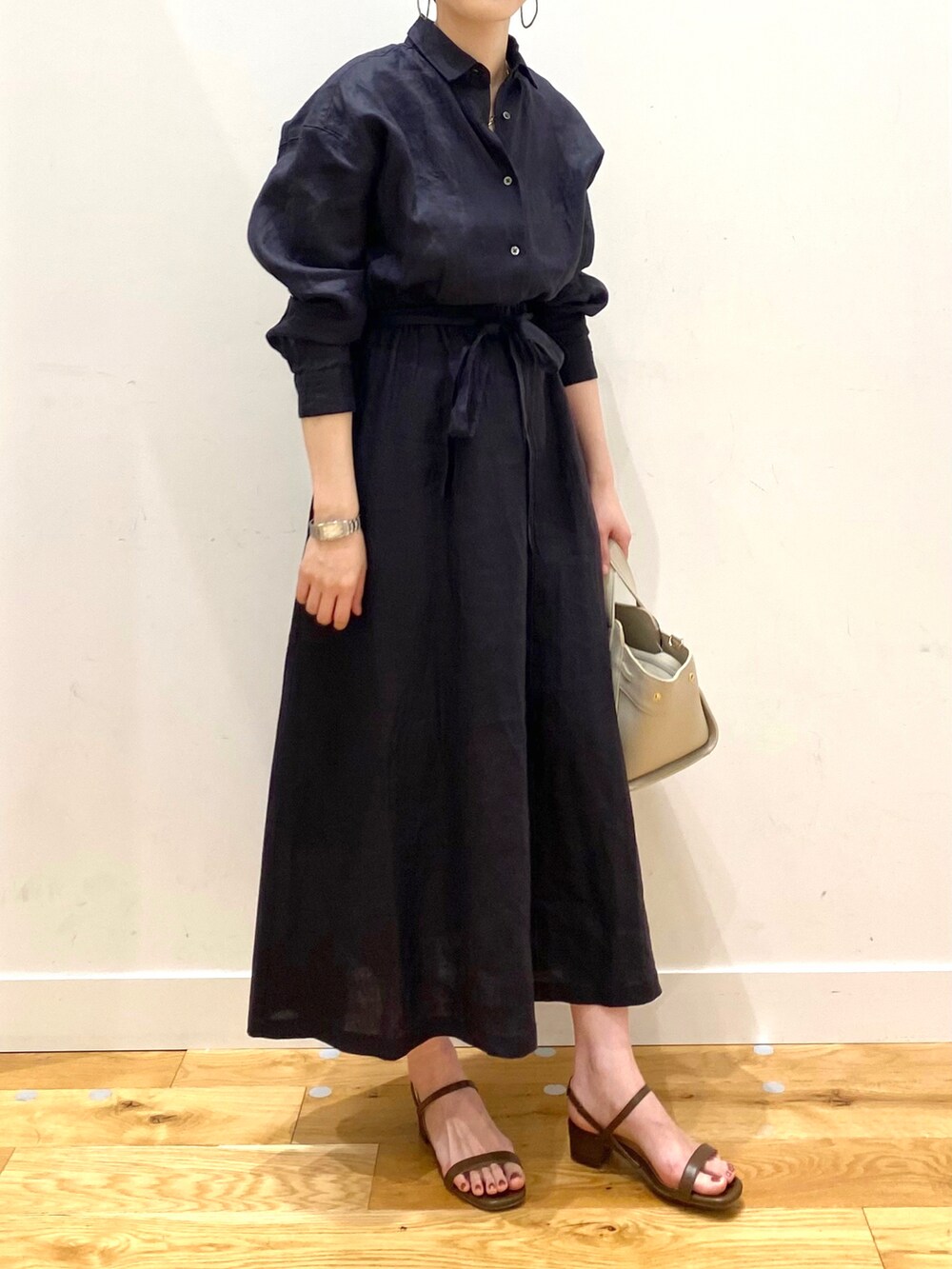 ブルー系のワンピース、ホワイト系のワンピース、ホワイト系のハンドバッグを着用したレディースの春コーディネートの4枚目の写真