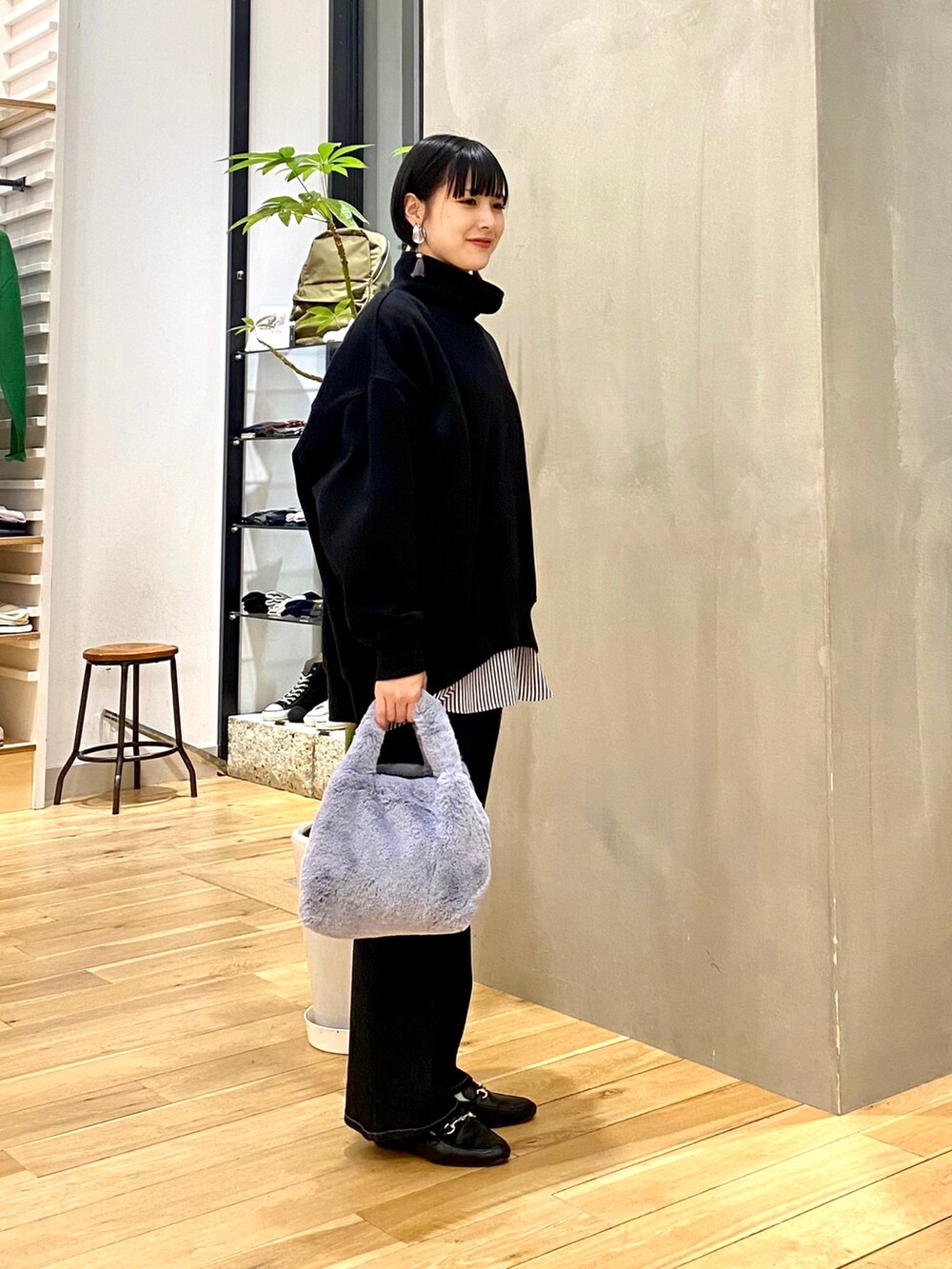 ブラック系のスウェット、ブルー系のシャツ/ブラウス、ブルー系のデニムパンツを着用したレディースの冬コーディネートの3枚目の写真