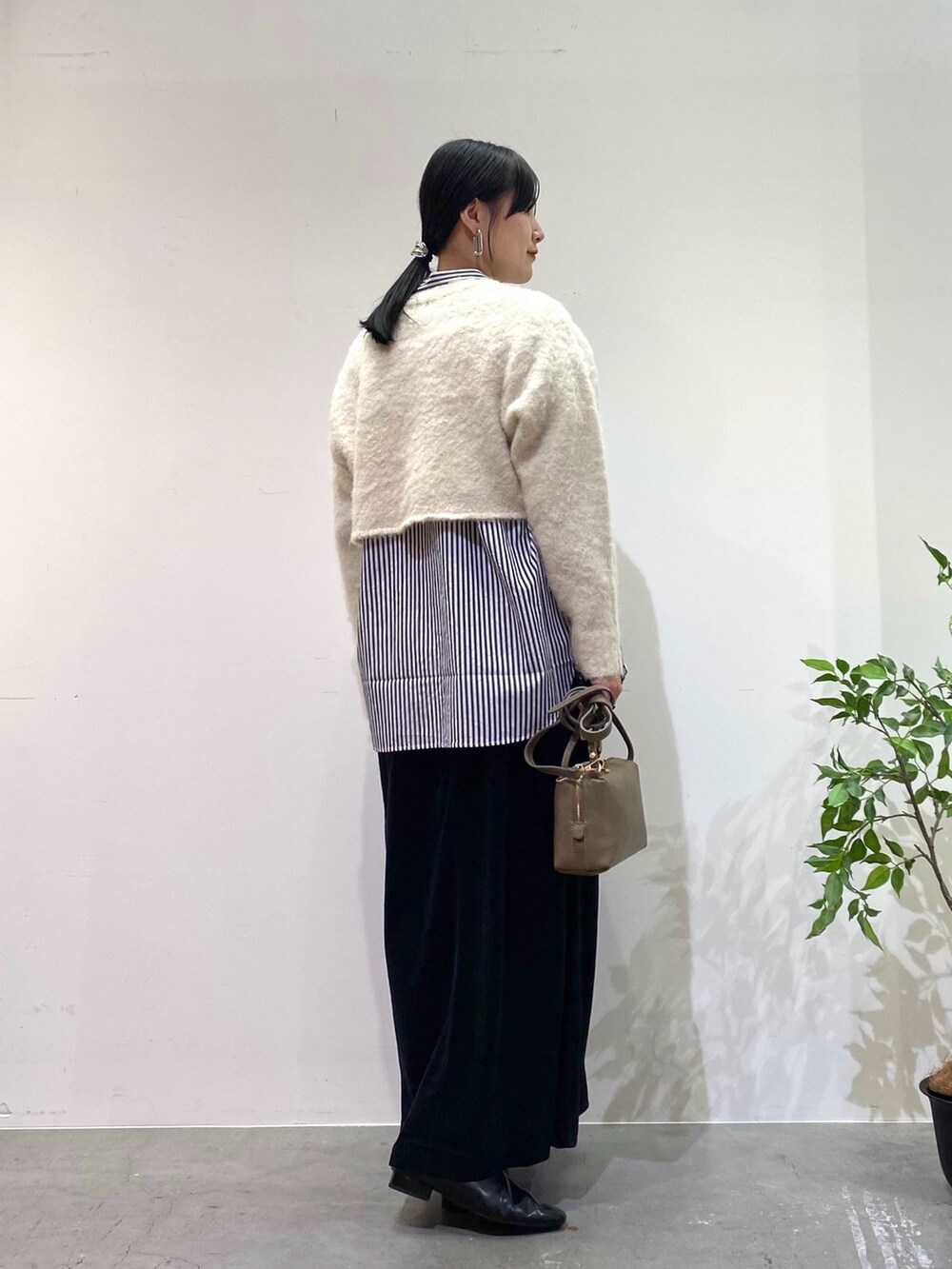 ホワイト系のニット/セーター、その他のシャツ/ブラウス、ブラック系のスカートを着用したレディースの秋コーディネートの4枚目の写真