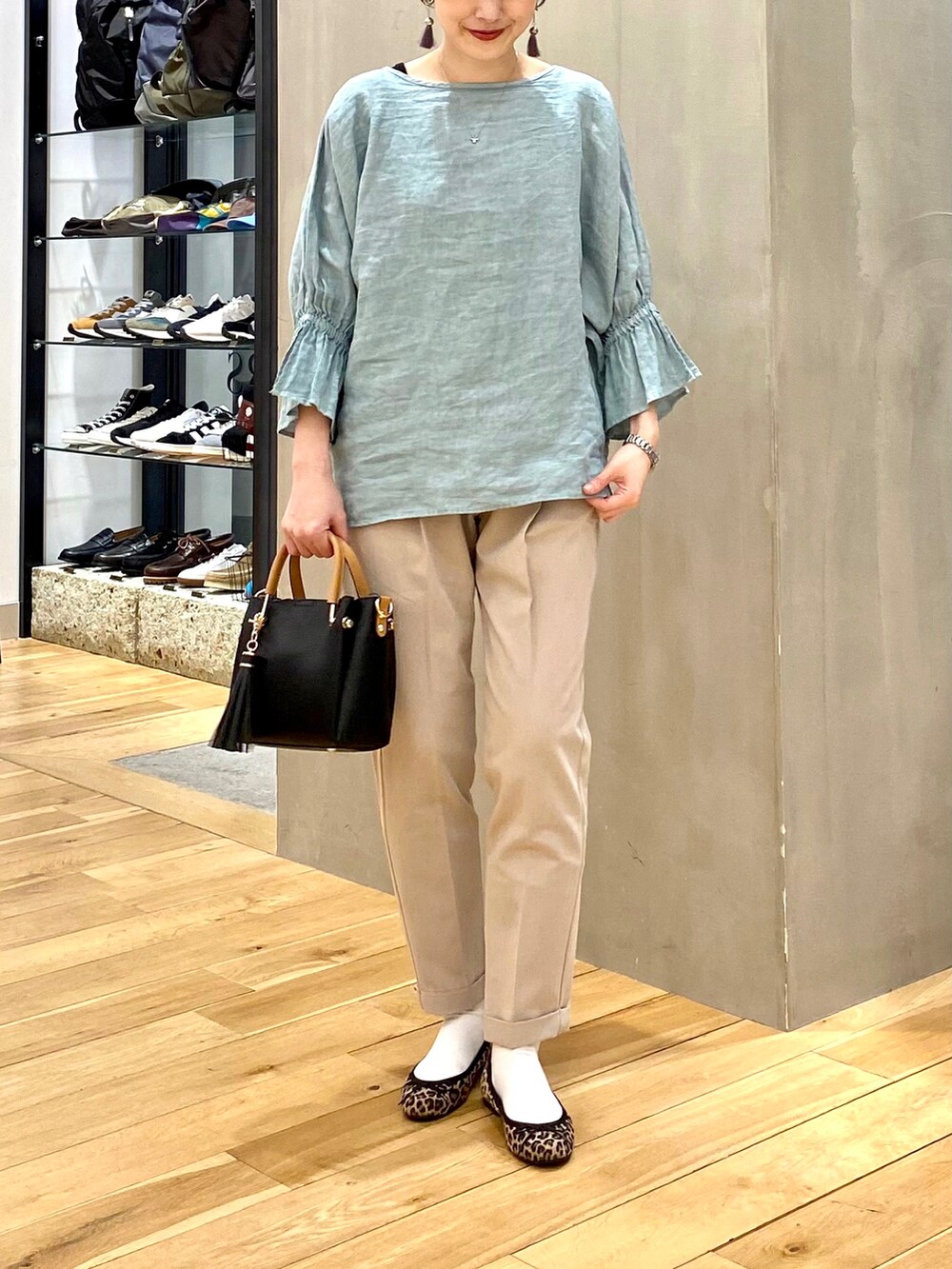 グリーン系のシャツ/ブラウス、ベージュ系のその他パンツ、ブラック系のトートバッグを着用したレディースの春コーディネートの4枚目の写真