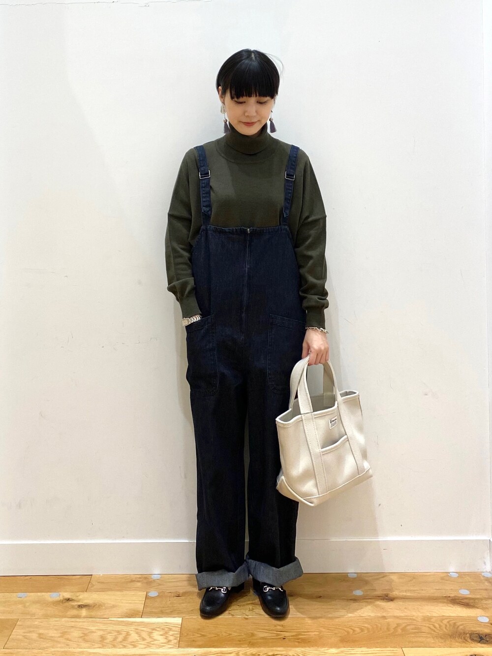 「クリスマスに着たい服、きれいめカジュアル、休日スタイル、冬コーデ、あったかコーデ、マイベストコーデ2021、タートルネック、カラーニット、おしゃれさんと繋がりたい、URBAN RESEARCH DOORS、URBAN RESEARCH DOORS WOMENS、シンプルコーデ、グリーン、ローファー、トートバッグ」｜「URBAN RESEARCH DOORSのウールワイドタートルネックニット（ニット/セーター、グリーン系）」を使った、秋山 里織さん（レディース・158cm）の冬コーディネートの2枚目の写真