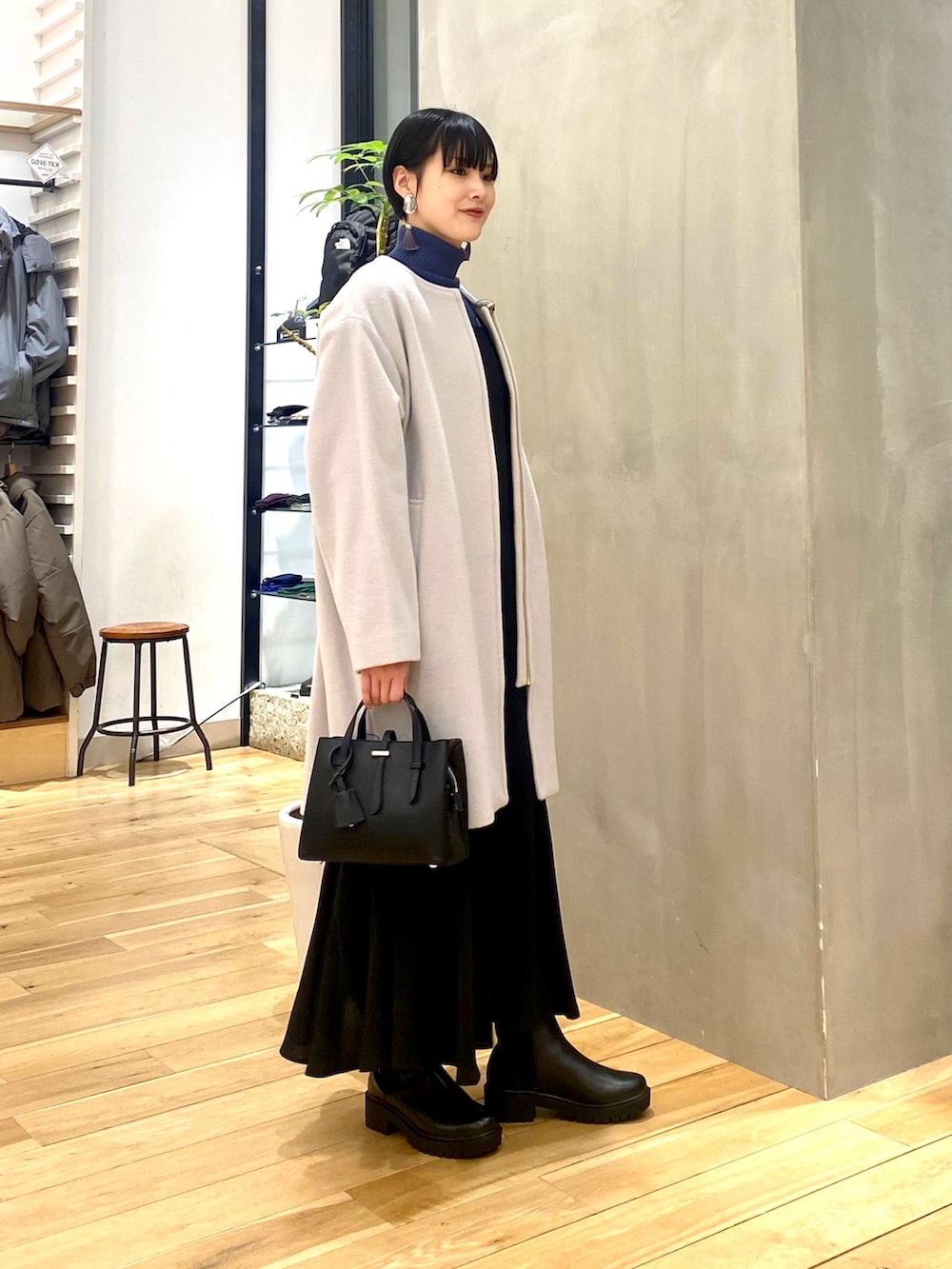 「きれいめカジュアル、休日スタイル、シンプルコーデ、大人カジュアル、冬コーデ、クリスマスに着たい服、韓国ファッション、ロングコート、タートルネック、ニット、おしゃれさんと繋がりたい、URBAN RESEARCH DOORS、URBAN RESEARCH DOORS WOMENS、マーメイドスカート、ロングワンピース」|「URBAN RESEARCH DOORSのタートルネックリブニット(ニット/セーター、ブルー系)」を使った、saoriさん(レディース・158cm)の冬コーディネートの2枚目の写真