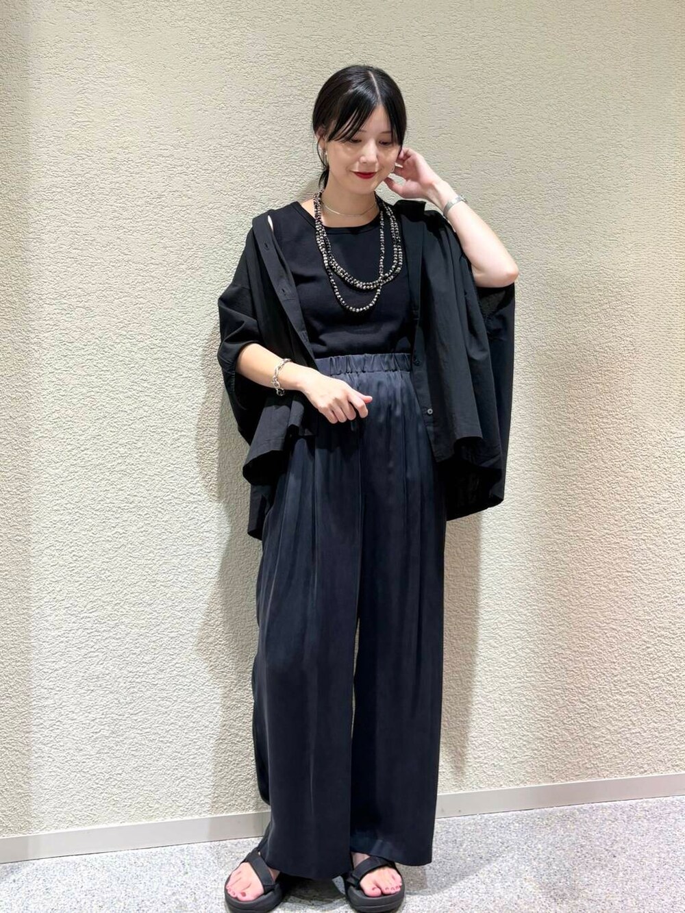 「大人カジュアル、シャツスタイル、デートコーデ、ママコーデ、きれいめカジュアル、シンプルコーデ、かぐれ、雨の日コーデ、newarrival、休日スタイル、30代、旅行コーデ、ブルベ夏、骨格ウェーブ、暑い」｜「かぐれのキュプラ2タックイージーパンツ（その他パンツ、ブルー系）」を使った、秋山 里織さん（レディース・158cm）の夏コーディネートの6枚目の写真