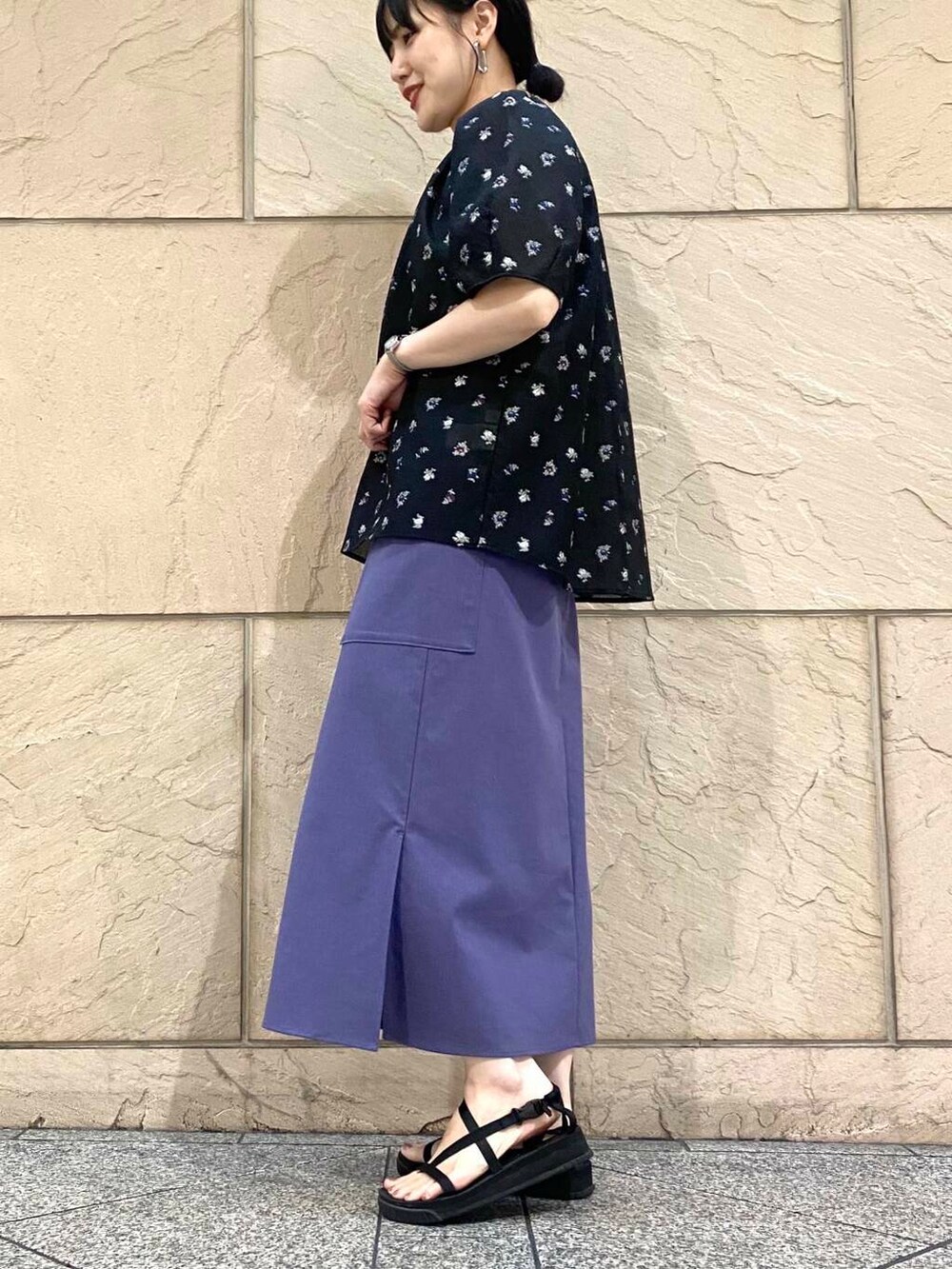 パープル系のスカート、ブラック系のシャツ/ブラウスを着用したレディースの夏コーディネートの6枚目の写真