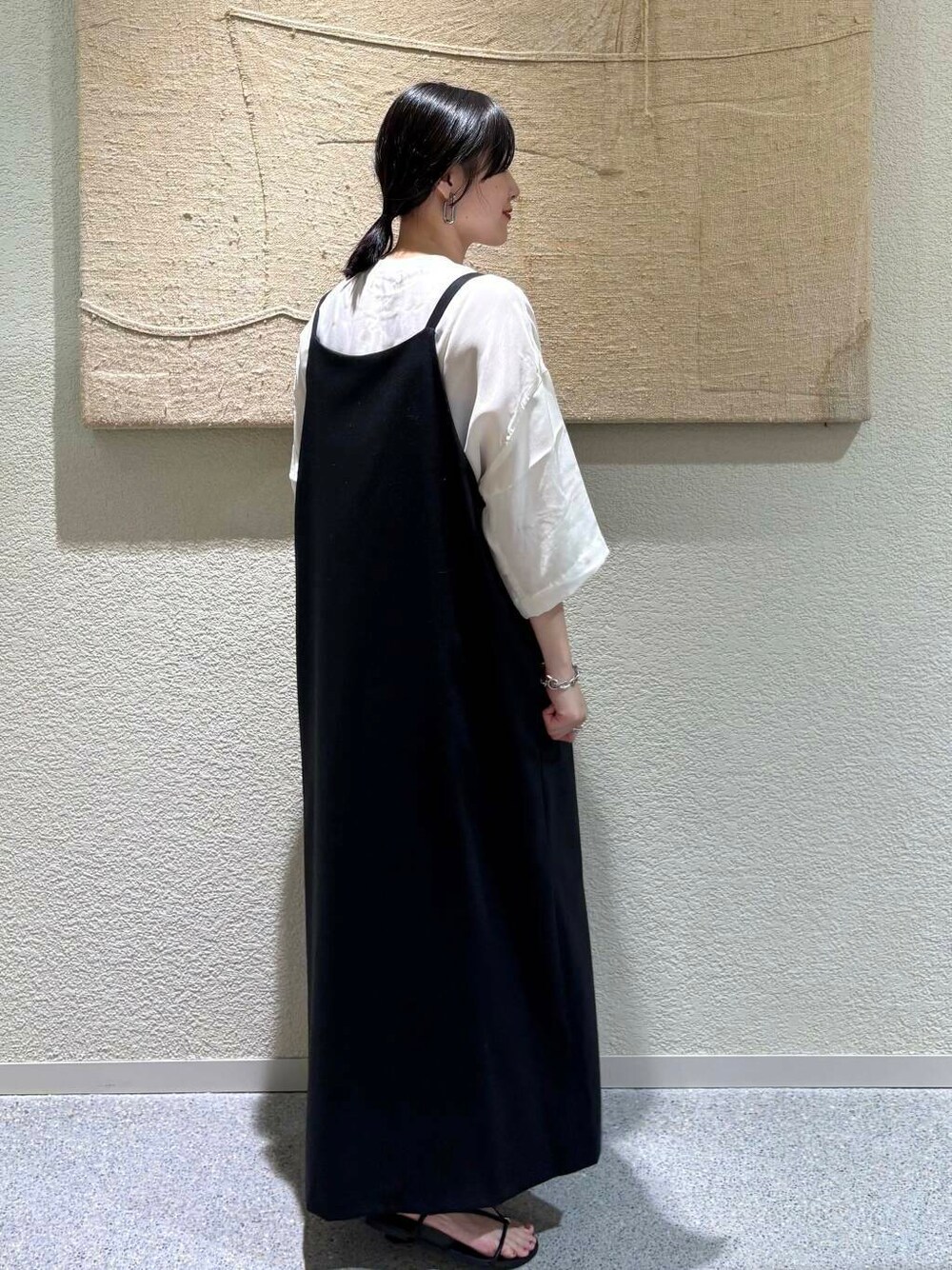 ブラック系のワンピース、ベージュ系のその他アウター、ホワイト系のTシャツ/カットソーを着用したレディースの夏コーディネートの7枚目の写真