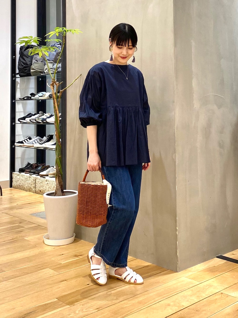 ブルー系のシャツ/ブラウス、ブルー系のデニムパンツ、ホワイト系のサンダルを着用したレディースの春コーディネートの2枚目の写真