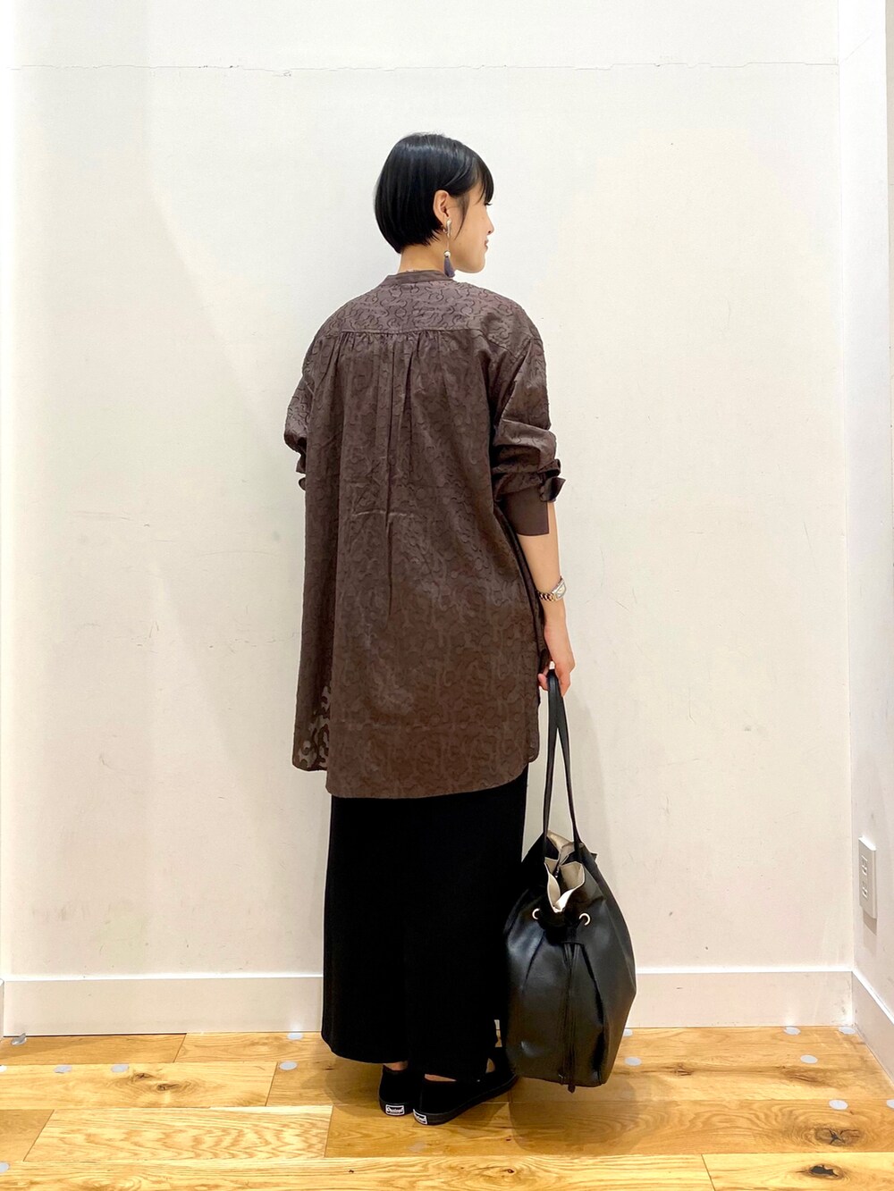 ブラウン系のシャツ/ブラウス、ブラック系のスカート、ブラック系のトートバッグを着用したレディースの夏コーディネートの3枚目の写真