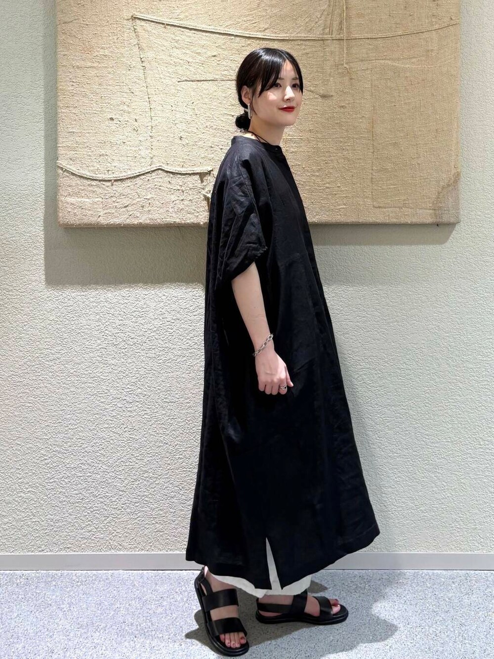 ホワイト系のその他パンツ、ブラック系のワンピースを着用したレディースの春コーディネートの2枚目の写真