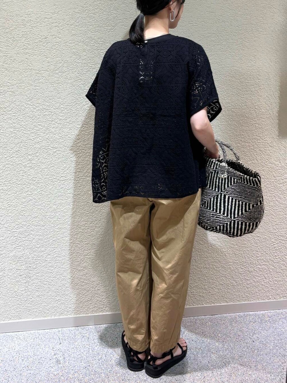 ベージュ系のその他パンツ、ブラック系のTシャツ/カットソーを着用したレディースの夏コーディネートの5枚目の写真