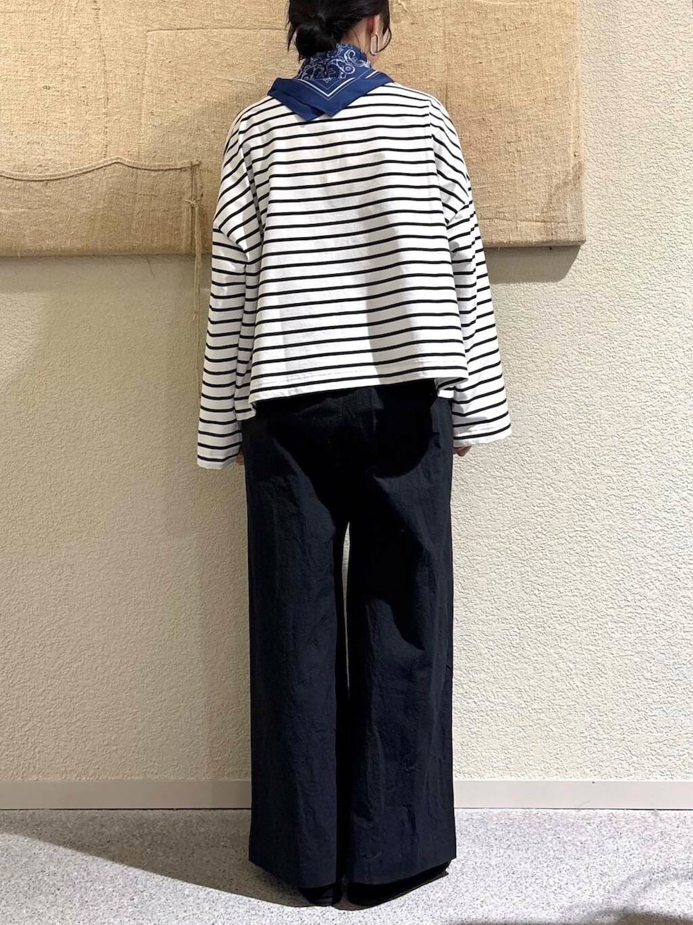 ブラック系のTシャツ/カットソー、ブラック系のその他パンツを着用したレディースの春コーディネートの5枚目の写真