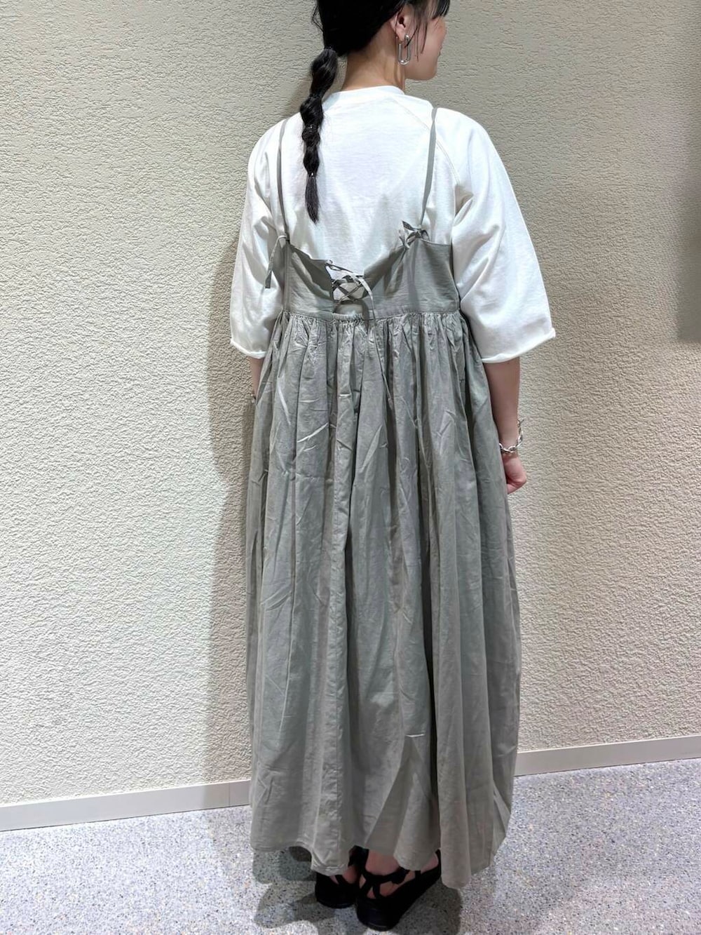 グリーン系のワンピース、ホワイト系のTシャツ/カットソーを着用したレディースの夏コーディネートの5枚目の写真