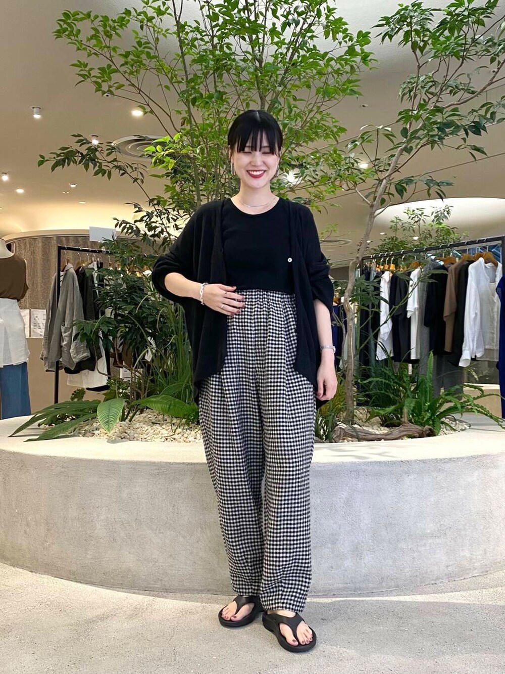 ブラック系のカーディガン/ボレロ、その他のその他パンツ、ブラック系のタンクトップを着用したレディースの夏コーディネートの2枚目の写真