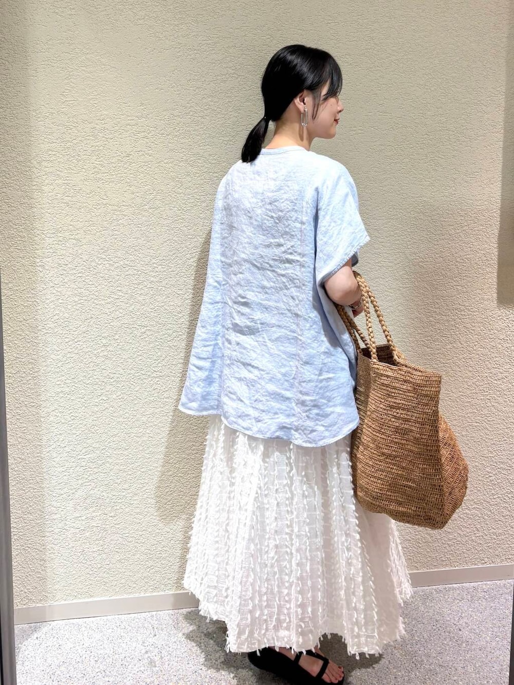 ホワイト系のスカート、ブルー系のシャツ/ブラウスを着用したレディースの夏コーディネートの3枚目の写真