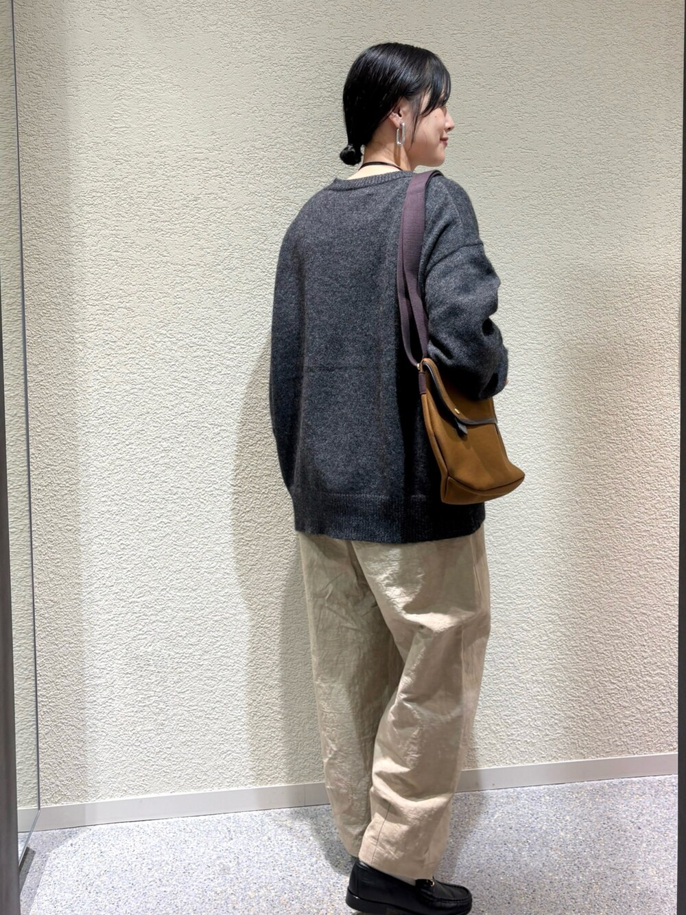 グレー系のニット/セーター、グリーン系のニット/セーター、ベージュ系のその他パンツを着用したレディースの秋コーディネートの3枚目の写真