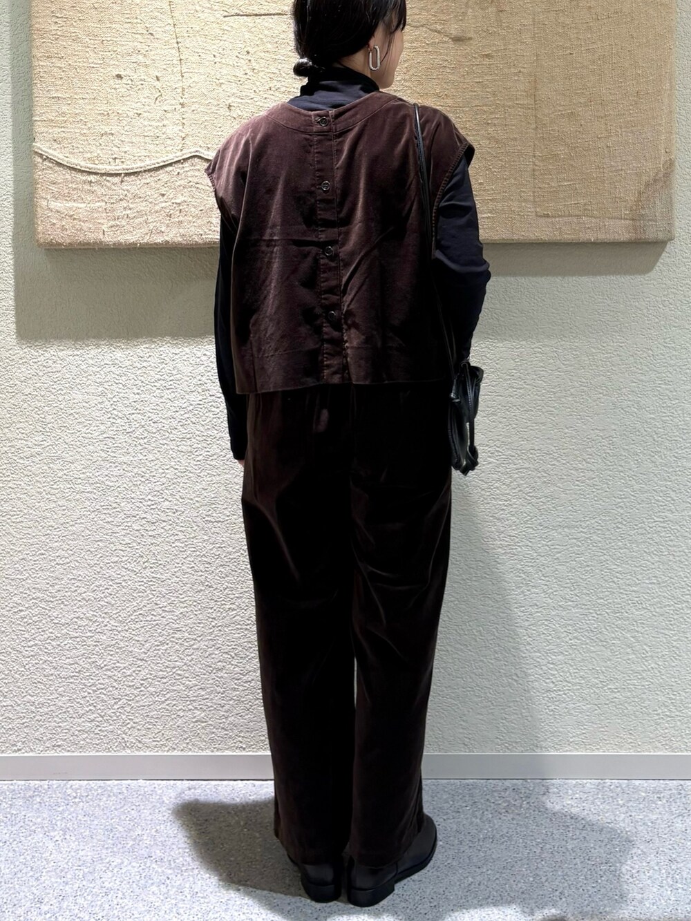 ブラック系のTシャツ/カットソー、ブラック系のTシャツ/カットソー、ブラウン系のベストを着用したレディースの秋コーディネートの5枚目の写真