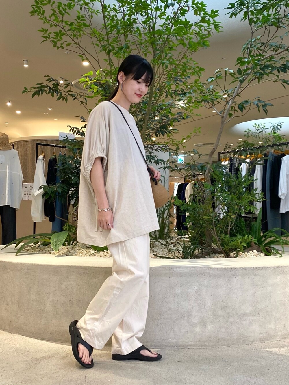 ベージュ系のシャツ/ブラウス、ベージュ系のデニムパンツ、ブラック系のサンダルを着用したレディースの夏コーディネートの5枚目の写真