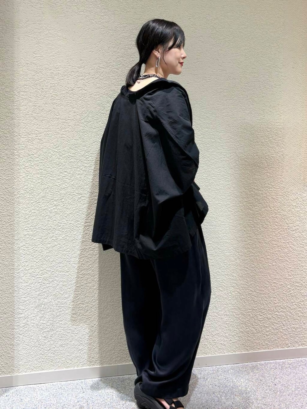 「大人カジュアル、シャツスタイル、デートコーデ、ママコーデ、きれいめカジュアル、シンプルコーデ、かぐれ、雨の日コーデ、newarrival、休日スタイル、30代、旅行コーデ、ブルベ夏、骨格ウェーブ、暑い」｜「かぐれのキュプラ2タックイージーパンツ（その他パンツ、ブルー系）」を使った、秋山 里織さん（レディース・158cm）の夏コーディネートの3枚目の写真