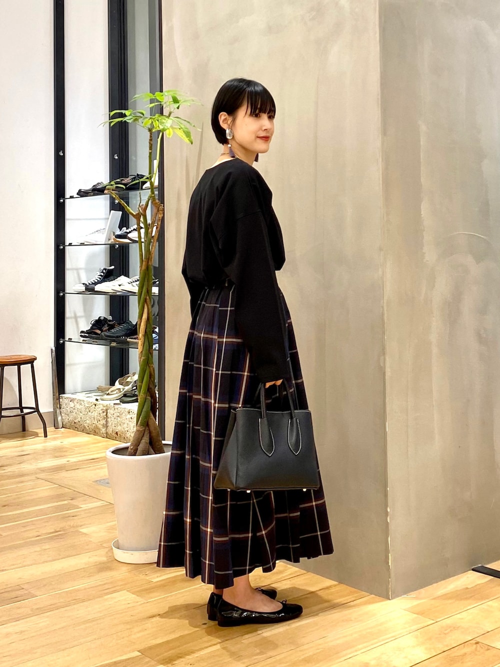 ベージュ系のその他アウター、ブラック系のTシャツ/カットソー、ブルー系のスカートを着用したレディースの秋コーディネートの4枚目の写真