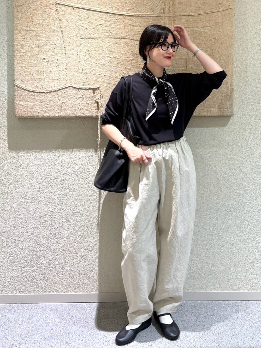 ベージュ系のその他パンツ、ブラック系のトートバッグ、ブラック系のバレエシューズを着用したレディースの秋コーディネートの6枚目の写真