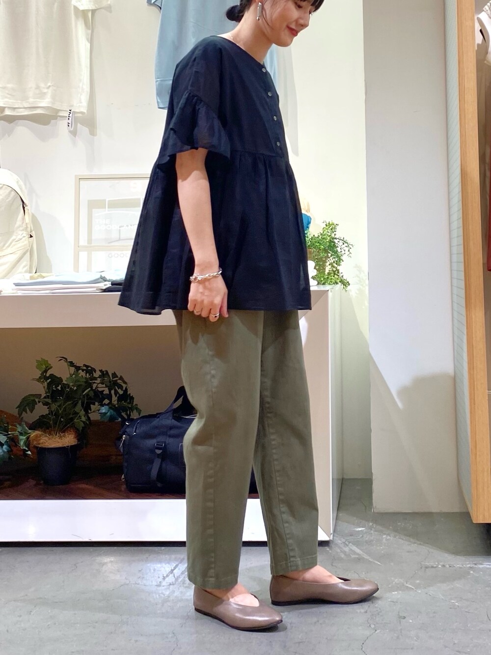 ブラック系のシャツ/ブラウス、グリーン系のその他パンツ、ベージュ系のパンプスを着用したレディースの夏コーディネートの7枚目の写真