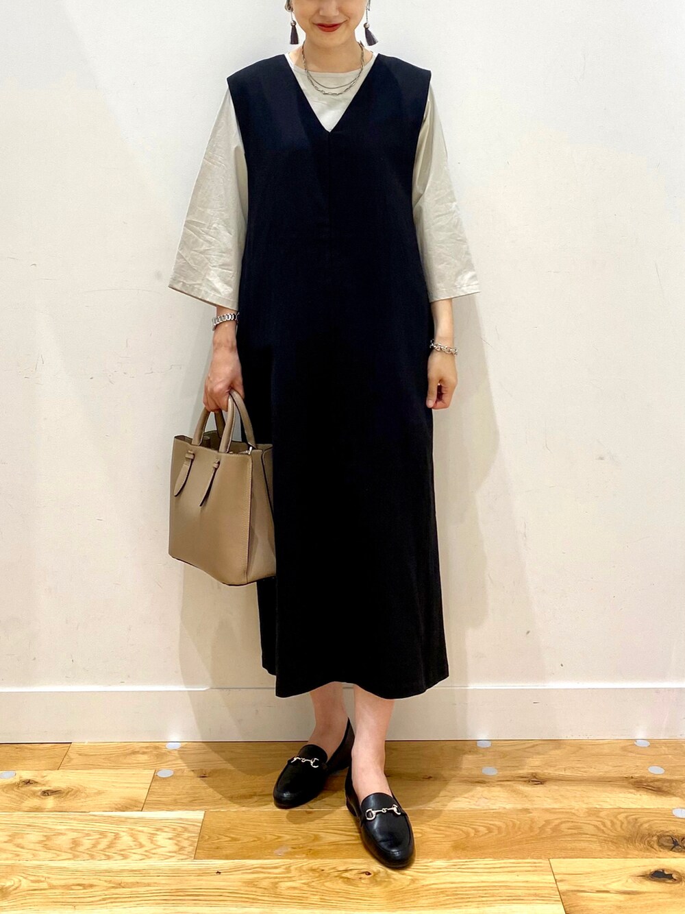 ベージュ系のシャツ/ブラウス、ブラック系のワンピース、ブラウン系のトートバッグを着用したレディースの夏コーディネートの4枚目の写真