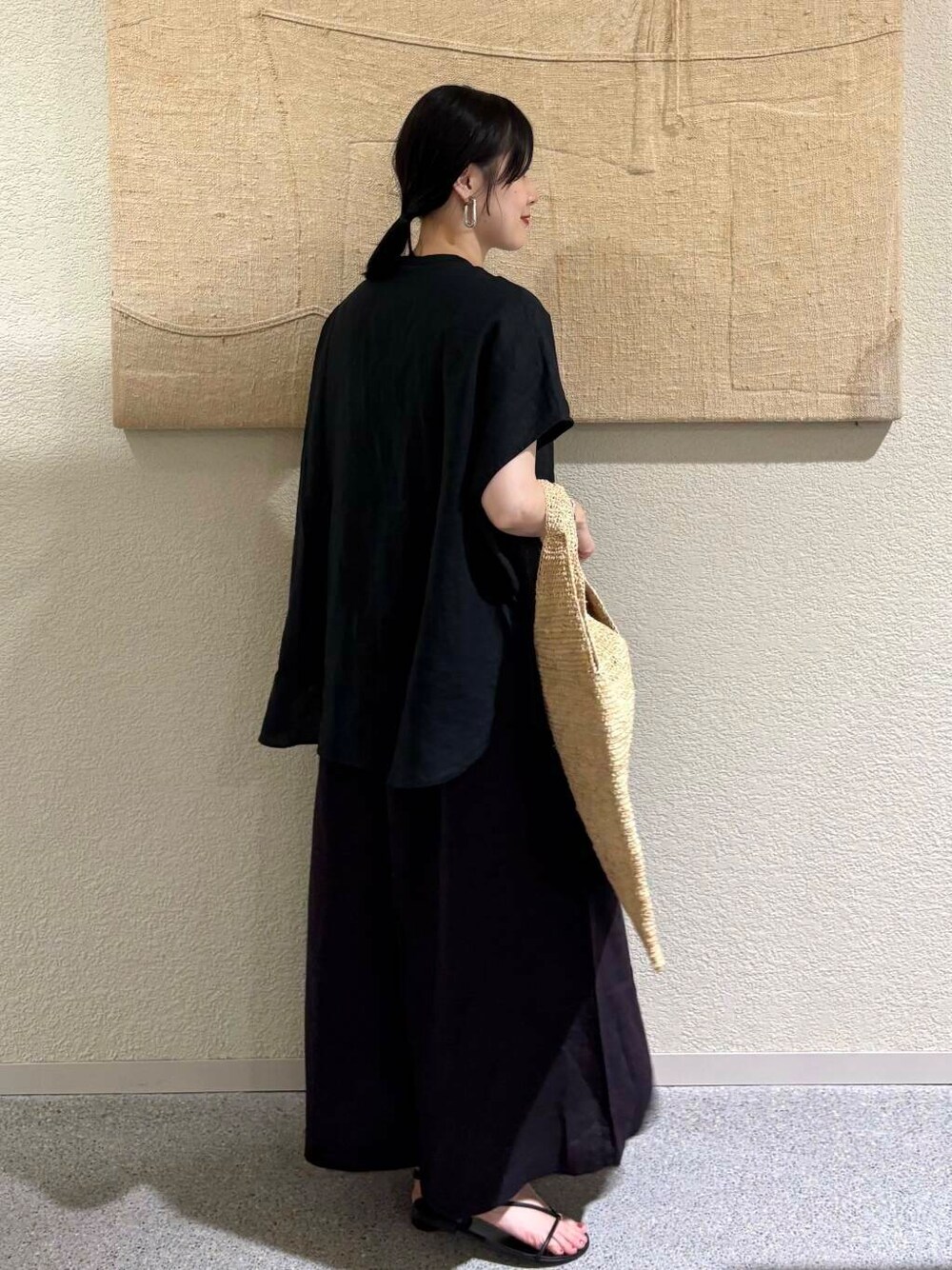 グレー系のその他パンツ、ブラック系のシャツ/ブラウスを着用したレディースの夏コーディネートの3枚目の写真